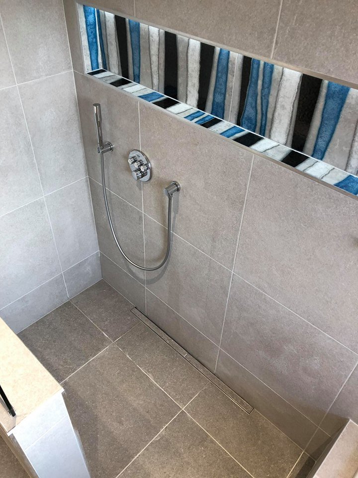 BathroomsJust's tweet photo. A little imagination can bring incredible results! This project was designed around the stunning Dune glassy tile. The cracked glass lines of the tile in two simple rows elevates the bathroom to a whole new level. 

#GROHE #DUNE #BURGBAD https://t.co/PkzMFKJcer