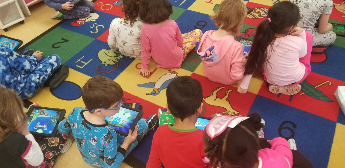 RockinRoom5's tweet photo. Exploring Box Island #STEMD69 #CodingInK https://t.co/lE55S5i0No