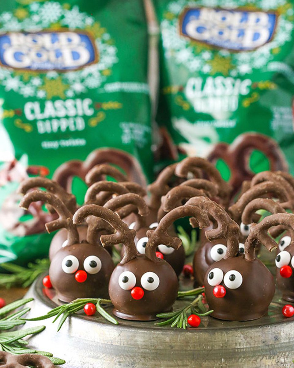 #sponsored Reindeer Cookie Balls made with Rold Gold Classic Dipped Pretzels! Just a few simple ingredients and you’ve got the cutest little dessert for the holidays! <a href="/Fritolay/">Frito-Lay</a> #recipe #dessert #christmas #baking lifeloveandsugar.com/2018/12/17/rei…