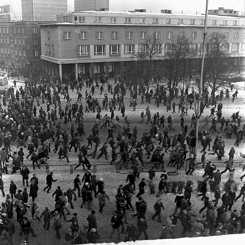 obibok_poland's tweet photo. 17.12.81 drugi dzień trwały walki z ZOMO i LWP, które dla wywołania paniki strzelało ślepakami z dział czołgowych i karabinów w kierunku tłumów Gdańszczan.
Nikt, podkreślam, ze zbrodniarzy komunistycznych nie poniósł odpowiedzialności karnej-nagrodzono awansami i resort.emeryt.🤬 https://t.co/0fHBnQ8G86