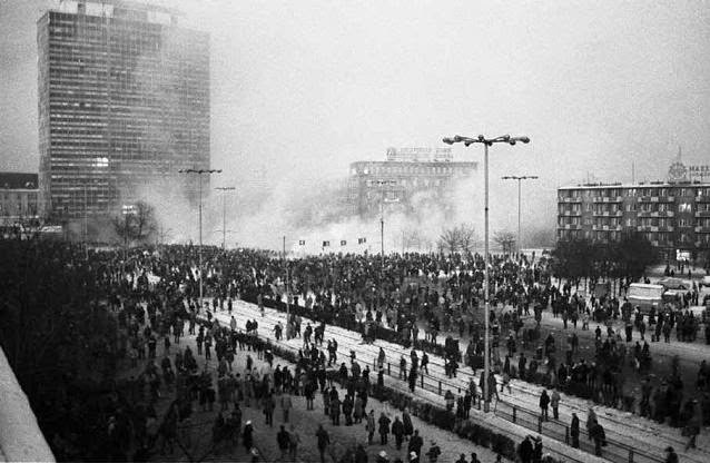 obibok_poland's tweet photo. 17.12.81 drugi dzień trwały walki z ZOMO i LWP, które dla wywołania paniki strzelało ślepakami z dział czołgowych i karabinów w kierunku tłumów Gdańszczan.
Nikt, podkreślam, ze zbrodniarzy komunistycznych nie poniósł odpowiedzialności karnej-nagrodzono awansami i resort.emeryt.🤬 https://t.co/0fHBnQ8G86