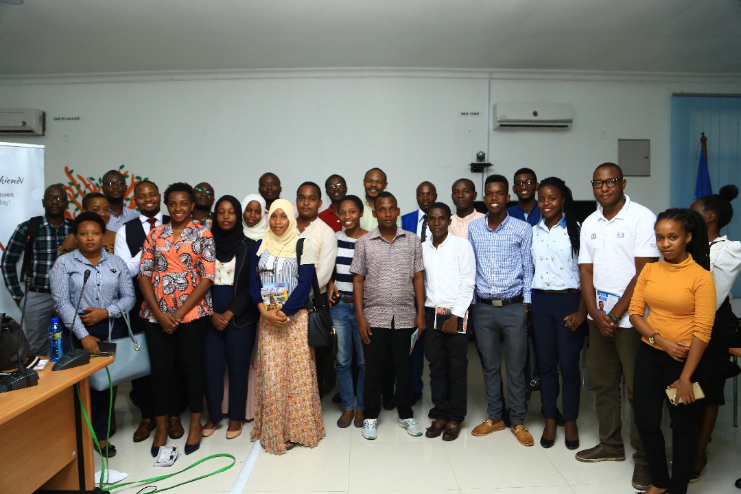 ElimikaWikiendi's tweet image. Tukihitimisha jukwaa hili dogo la #FursaKwaVijana hapa katika ukumbi wa UN, Barabara ya Mawenzi, Oysterbay, hizi ni picha za pamoja zikionyesha nyuso za tabasamu za Vijana washiriki, Wanajopo, Mgeni rasmi na Viongozi kutoka Taasisi mbalimbali. Asante kwa kushiriki nasi leo hii!