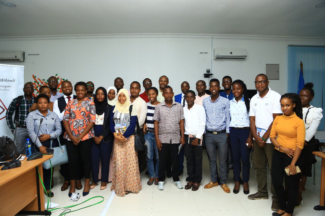 ElimikaWikiendi's tweet image. Tukihitimisha jukwaa hili dogo la #FursaKwaVijana hapa katika ukumbi wa UN, Barabara ya Mawenzi, Oysterbay, hizi ni picha za pamoja zikionyesha nyuso za tabasamu za Vijana washiriki, Wanajopo, Mgeni rasmi na Viongozi kutoka Taasisi mbalimbali. Asante kwa kushiriki nasi leo hii!