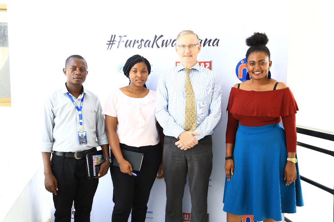 ElimikaWikiendi's tweet image. Tukihitimisha jukwaa hili dogo la #FursaKwaVijana hapa katika ukumbi wa UN, Barabara ya Mawenzi, Oysterbay, hizi ni picha za pamoja zikionyesha nyuso za tabasamu za Vijana washiriki, Wanajopo, Mgeni rasmi na Viongozi kutoka Taasisi mbalimbali. Asante kwa kushiriki nasi leo hii!