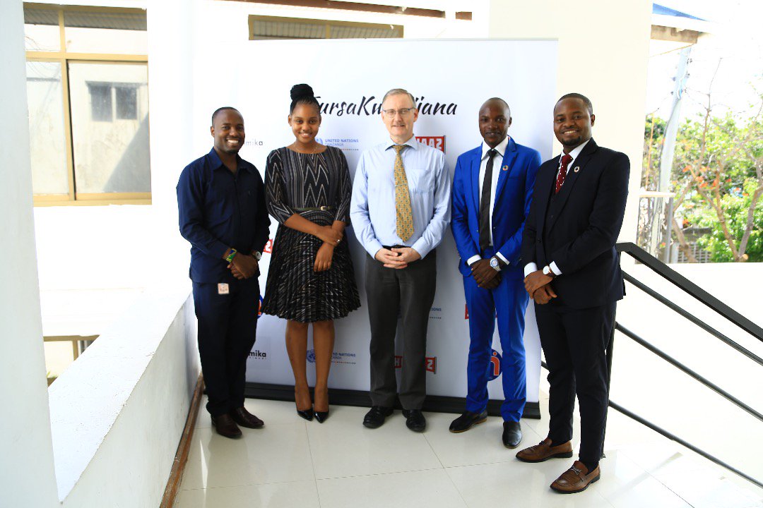 ElimikaWikiendi's tweet image. Tukihitimisha jukwaa hili dogo la #FursaKwaVijana hapa katika ukumbi wa UN, Barabara ya Mawenzi, Oysterbay, hizi ni picha za pamoja zikionyesha nyuso za tabasamu za Vijana washiriki, Wanajopo, Mgeni rasmi na Viongozi kutoka Taasisi mbalimbali. Asante kwa kushiriki nasi leo hii!