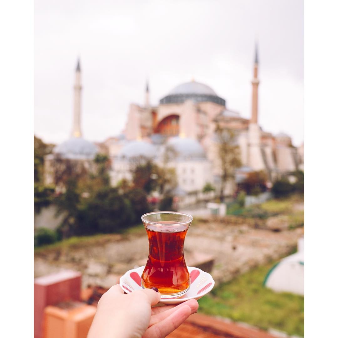 Turkish black tea can only taste better with a view over the #HagiaSofia. 🏛🍵📷 IG: insearchofperfect