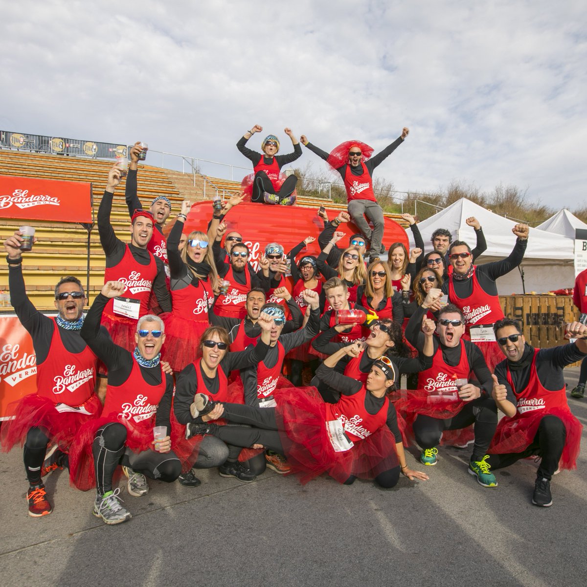 elbandarra's tweet photo. Foto de familia de LAS BANDARRINAS, el equipazo más vermutero de la @BuffEpicRun. Con bandarras como vosotras, no hay obstáculo que se resista. ¡Muchísimas gracias por concedernos este baile! #ElBandarra #DemocraticWines #vermut #vermutartesano #buffepicrun https://t.co/tJZeae4KBf