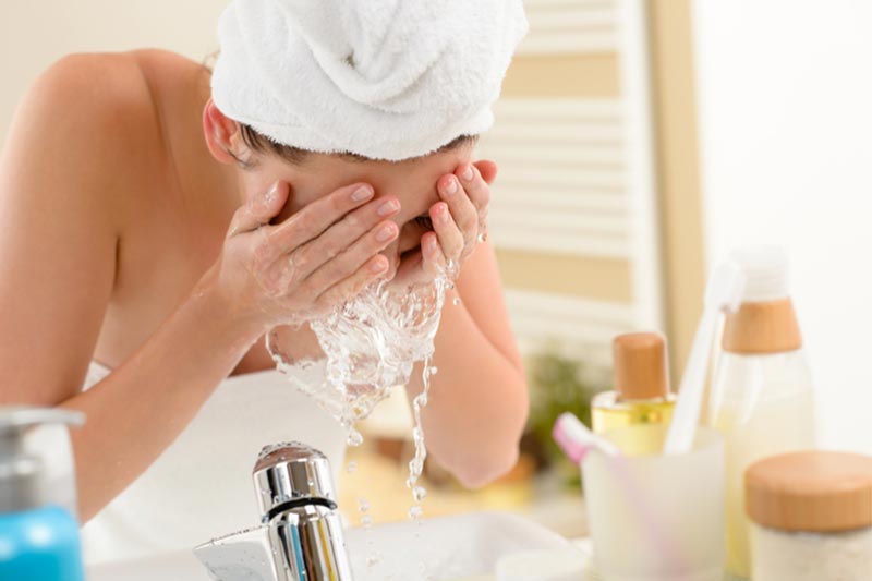 HeyCulligan's tweet photo. Winter is coming! As you change your skincare routine, you might want to consider the role water plays in the state of your skin: https://t.co/utdfYhKMXd #HeyCulligan #MondayMotivation https://t.co/NJxcAGmft0