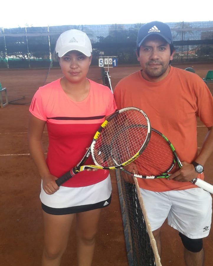 IskayTorneo's tweet photo. #ResultadosDomingo #Master2018 Mishelle Altuna a Mauricio Puetate 6-2 y 6-2 en #CuartaCategoria #ExperienciaIskay https://t.co/SpDA0xW9o3
