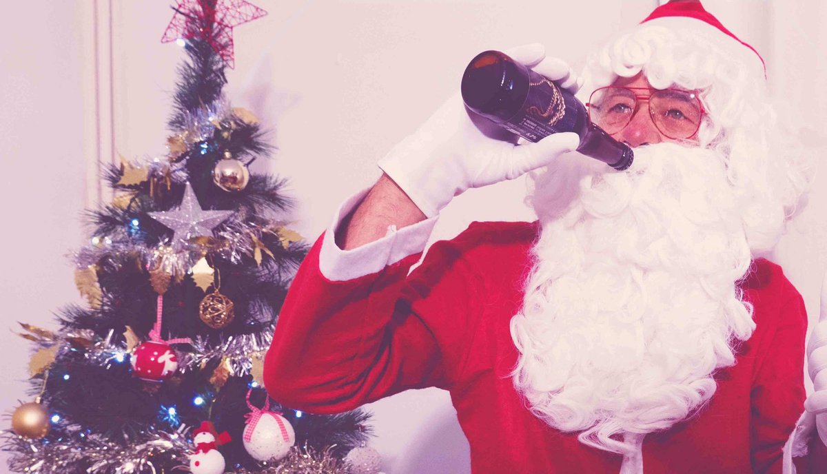 Biere_art's tweet photo. Dans une semaine, il sera chez vous... Aujourd'hui, le Père Noël est passé chez Bière Art ! On espère qu'il sera apte à conduire son traîneau... 🎅🍺 
#biereartisanale #PereNoel #BiereNoel https://t.co/KkDBJI7lxq