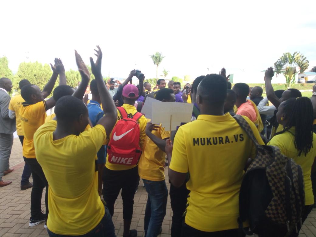 MukuraVS's tweet photo. By surprise, #Mukura delegation from #Sudan was welcomed in a special way by a number of supporters after the team touched down in Kanombe.
Thank you all!!!!! #ImihigoIrakomeje
@GenMvs
@FERWAFA 
@tv1rwanda 
@IGIHE
#AuthenticTV
@FlashTvRwanda 
@TV10Rwanda
#CityRadio https://t.co/ZXaLU5xBUN