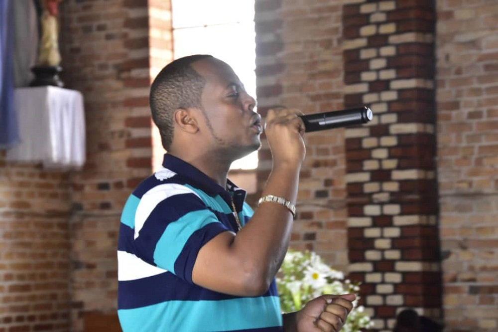 IGIHE's tweet photo. Rwamagana: Kizito Mihigo yakuriwe ingofero mu gitaramo yahakoreye.
Uyu muhanzi yaherukaga gukorera igitaramo i Nyamirambo n’i Kibeho mu Ugushyingo, muri gahunda yihaye yo kuzenguruka Paruwasi za Kiliziya Gatorika mu Rwanda aririmbira abakunzi be.
👉 https://t.co/nj3WnbRknc https://t.co/qZYEa0dHJg