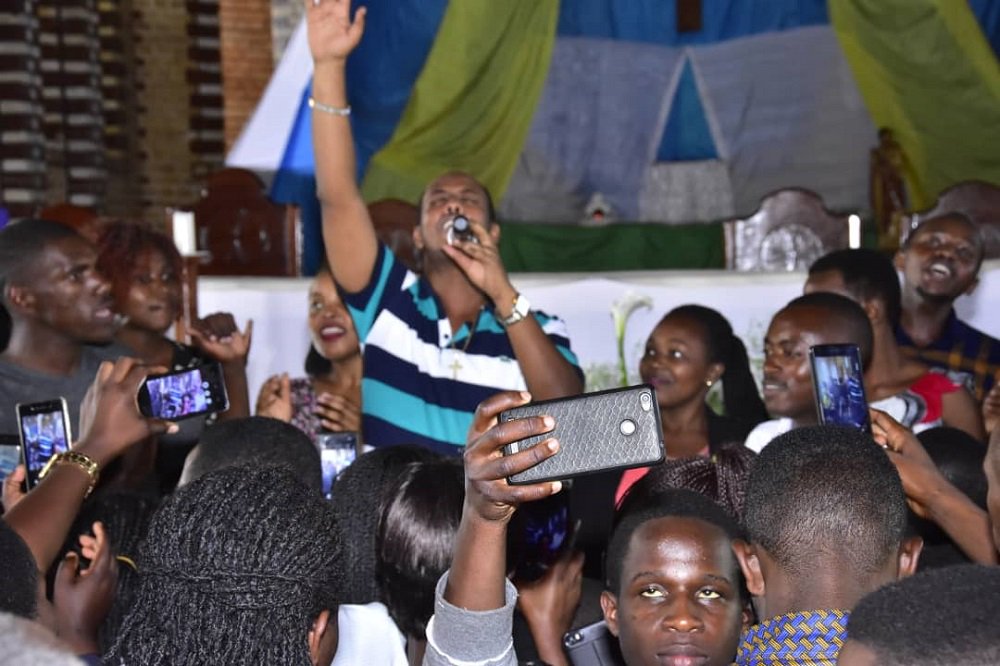 IGIHE's tweet photo. Rwamagana: Kizito Mihigo yakuriwe ingofero mu gitaramo yahakoreye.
Uyu muhanzi yaherukaga gukorera igitaramo i Nyamirambo n’i Kibeho mu Ugushyingo, muri gahunda yihaye yo kuzenguruka Paruwasi za Kiliziya Gatorika mu Rwanda aririmbira abakunzi be.
👉 https://t.co/nj3WnbRknc https://t.co/qZYEa0dHJg