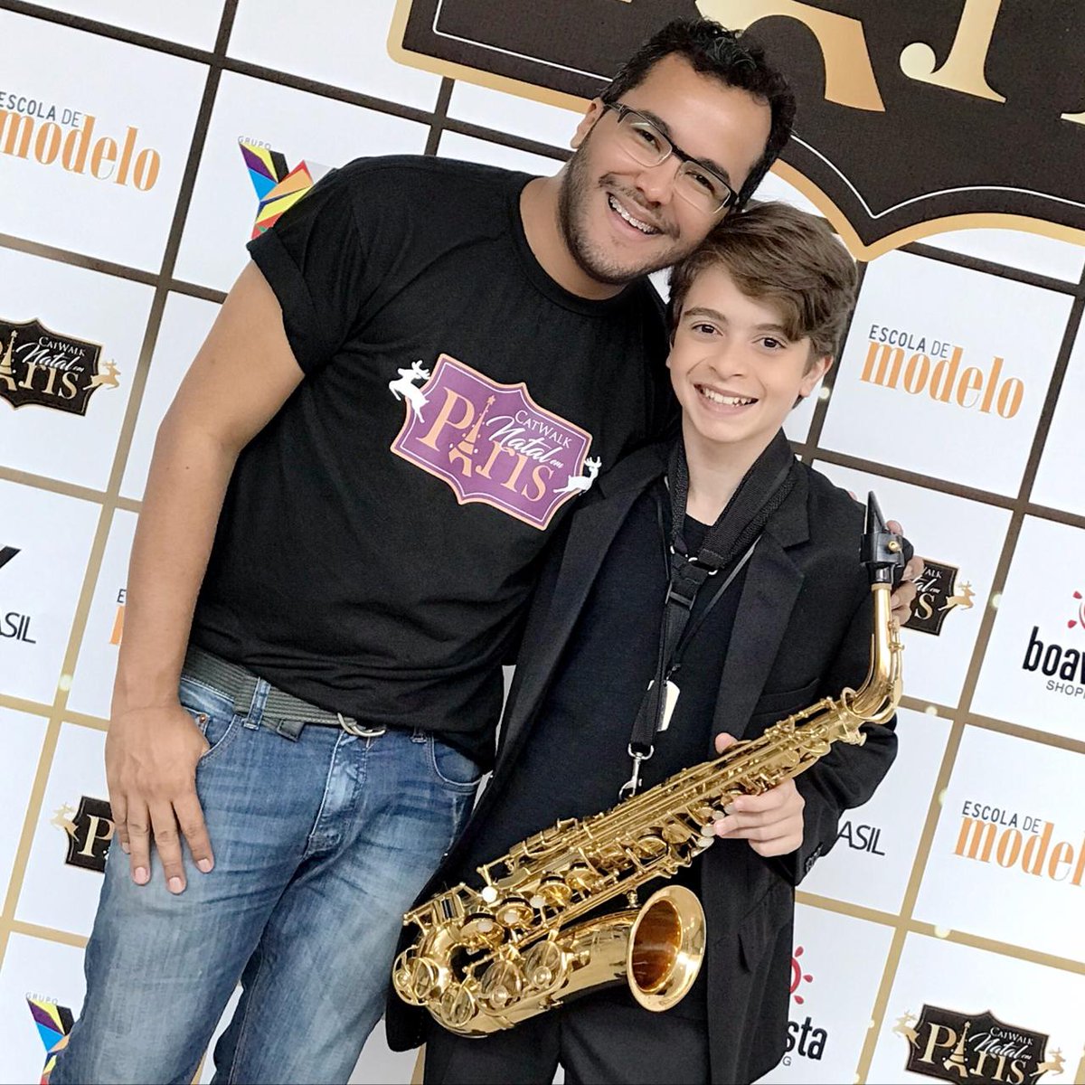 myagencyoficial's tweet image. 🎄⚠🇫🇷 ALERTA RESUMÃO CATWALK BRASIL NATAL EM PARIS 🇫🇷⚠ 🎄

Para iniciar os desfiles de domingo, o lindinho @kauancegliooficial esteve de volta! Ele arrasou ❤

#CatwalkBrasil #NatalEmParis #MaxFama #EscoladeModelo #Moda #Fashion #Desfile #AgênciadeModelos