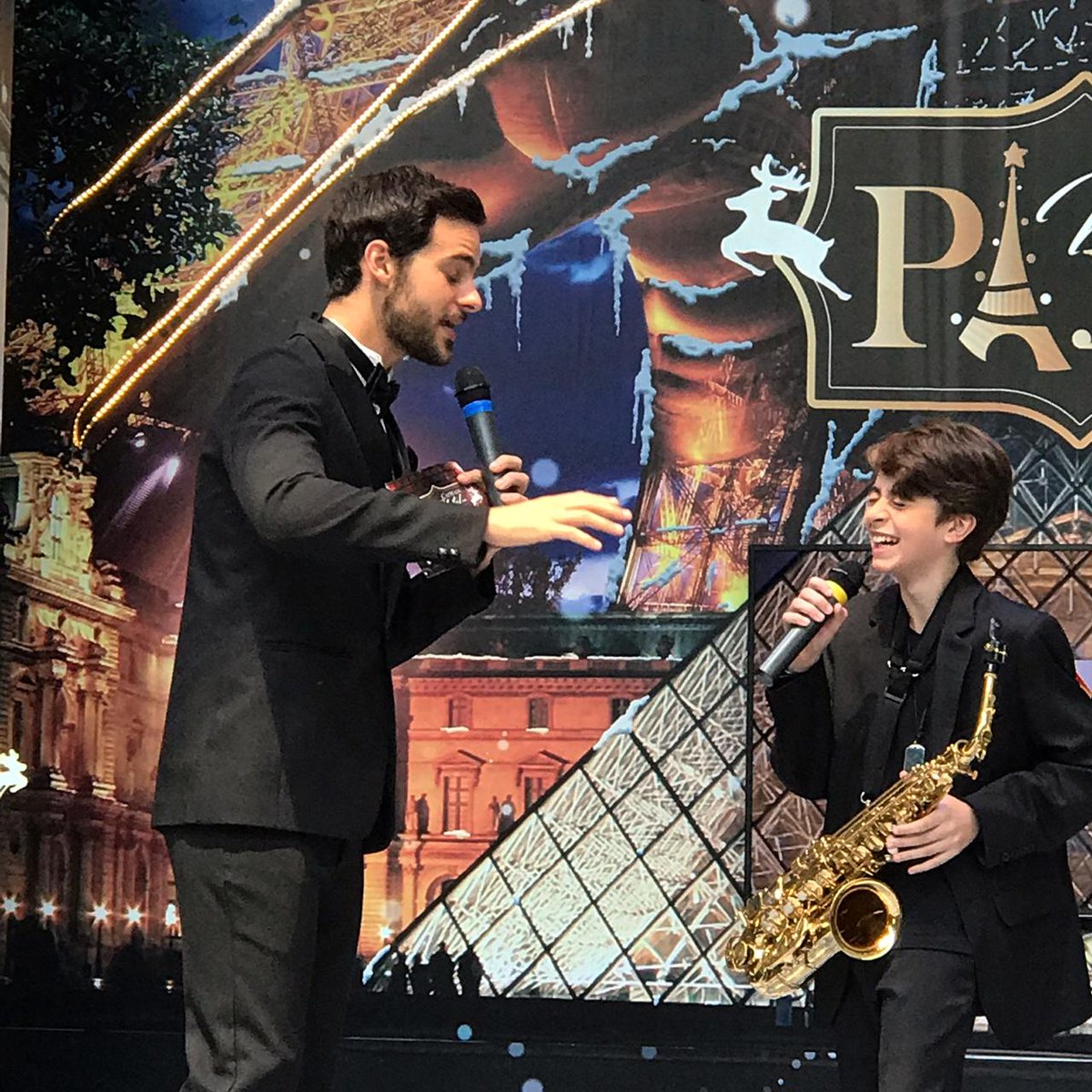 myagencyoficial's tweet image. 🎄⚠🇫🇷 ALERTA RESUMÃO CATWALK BRASIL NATAL EM PARIS 🇫🇷⚠ 🎄

Para iniciar os desfiles de domingo, o lindinho @kauancegliooficial esteve de volta! Ele arrasou ❤

#CatwalkBrasil #NatalEmParis #MaxFama #EscoladeModelo #Moda #Fashion #Desfile #AgênciadeModelos