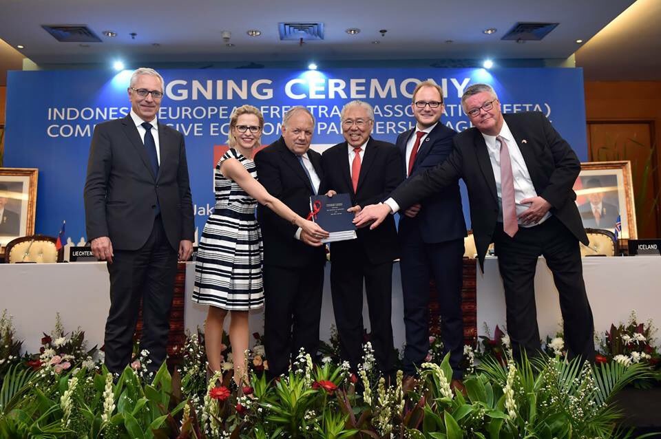 MadeMarthini's tweet photo. Congratulations to Indonesia&amp; EFTA countries for signing a historic agreement in their bilateral relationship, after 8 yrs of negotiations #IECEPA 🇮🇩🇮🇸🇱🇮🇳🇴🇨🇭#intradewetrust https://t.co/9sNTkyq1SP