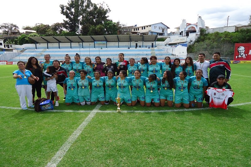amateur_futbol's tweet photo. Finalizó la temporada 2018 del #FutbolAmateurPichincha
#DaEncarcacao se coronó campeón de la #CopaPichincha2018
Subcampeón #ValleFC
3ro. @SandinoFC
4to. #TrikisMokis
#ESPE obtuvo el título en el #FutbolFemenino
Subcampeón @LDUFemenino1
3ro. @SandinoFC
4to. #EstDeLaCatolica https://t.co/8rs6EU9IwH