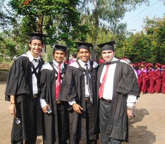 Shaheer Sheikh's throwback graduation pictures are making us miss our college days- pinkvilla.com/tv/photos/shah… <a href="/Shaheer_S/">Shaheer Sheikh</a>
