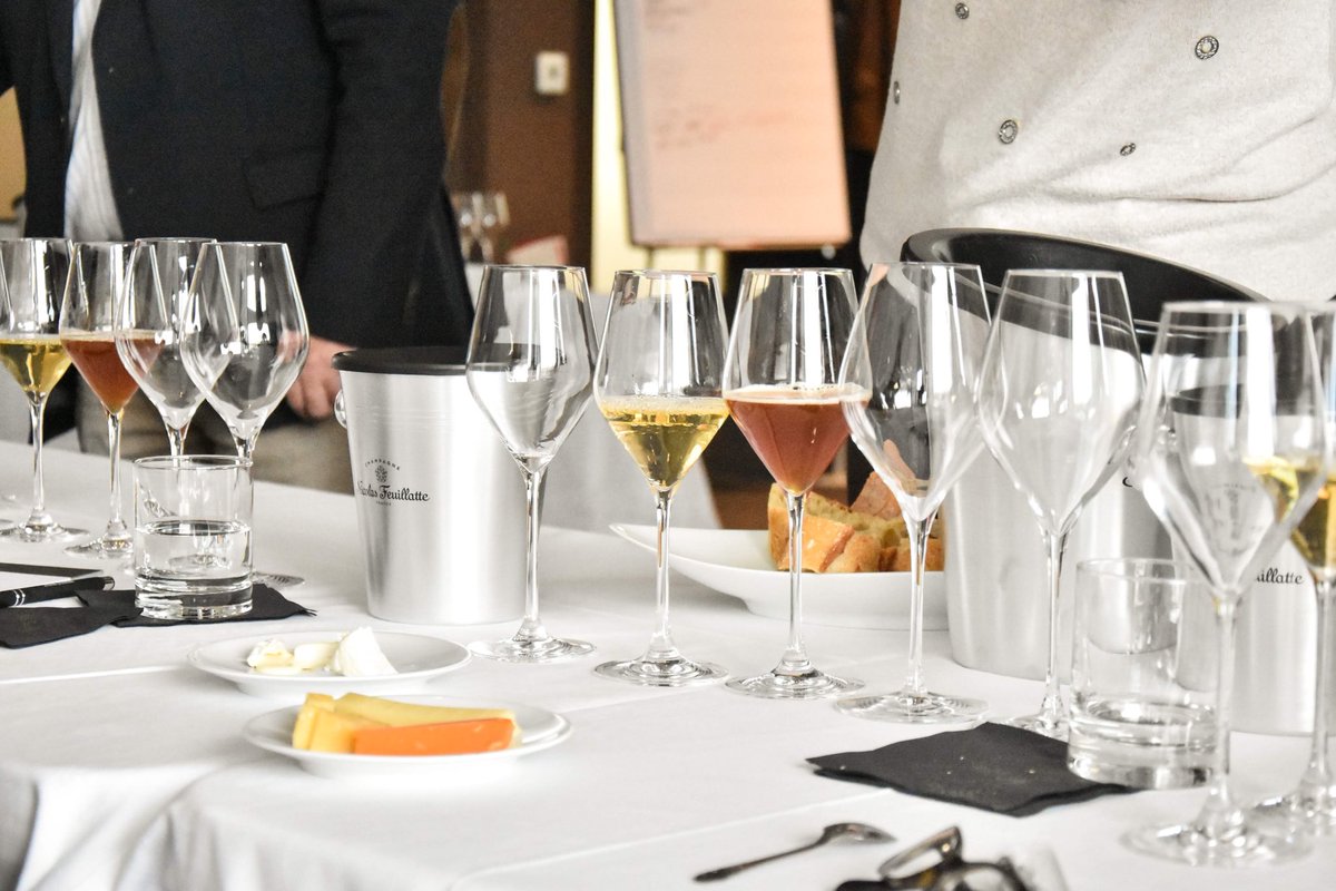 tevchampagne's tweet photo. En cette fin d’année, les adhérents présents à la rencontre #Oenofil ont pu découvrir des accords très surprenants !
Oseriez-vous l’association du Vintage 2006 Blanc de Blancs @Feuillatte_fr et d’un chèvre frais d’Argonne ?
#accordsmetsvins #cooperation #vignoble #partage https://t.co/W7XlSbpqb1