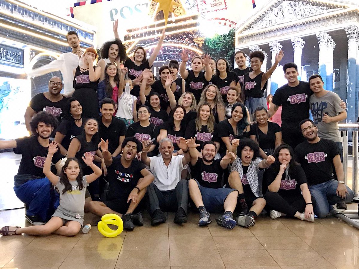myagencyoficial's tweet image. Essa é a equipe que trabalhou muito para tornar o @catwalkbrasil Natal em Paris perfeito. Parabéns a todos. Vocês foram demais! ❤️❤️❤️ #CatwalkBrasil #NatalEmParis #MaxFama #EscoladeModelo #Moda #Fashion #Desfile #AgênciadeModelos #AgênciadeModelosInfantil #Formatura