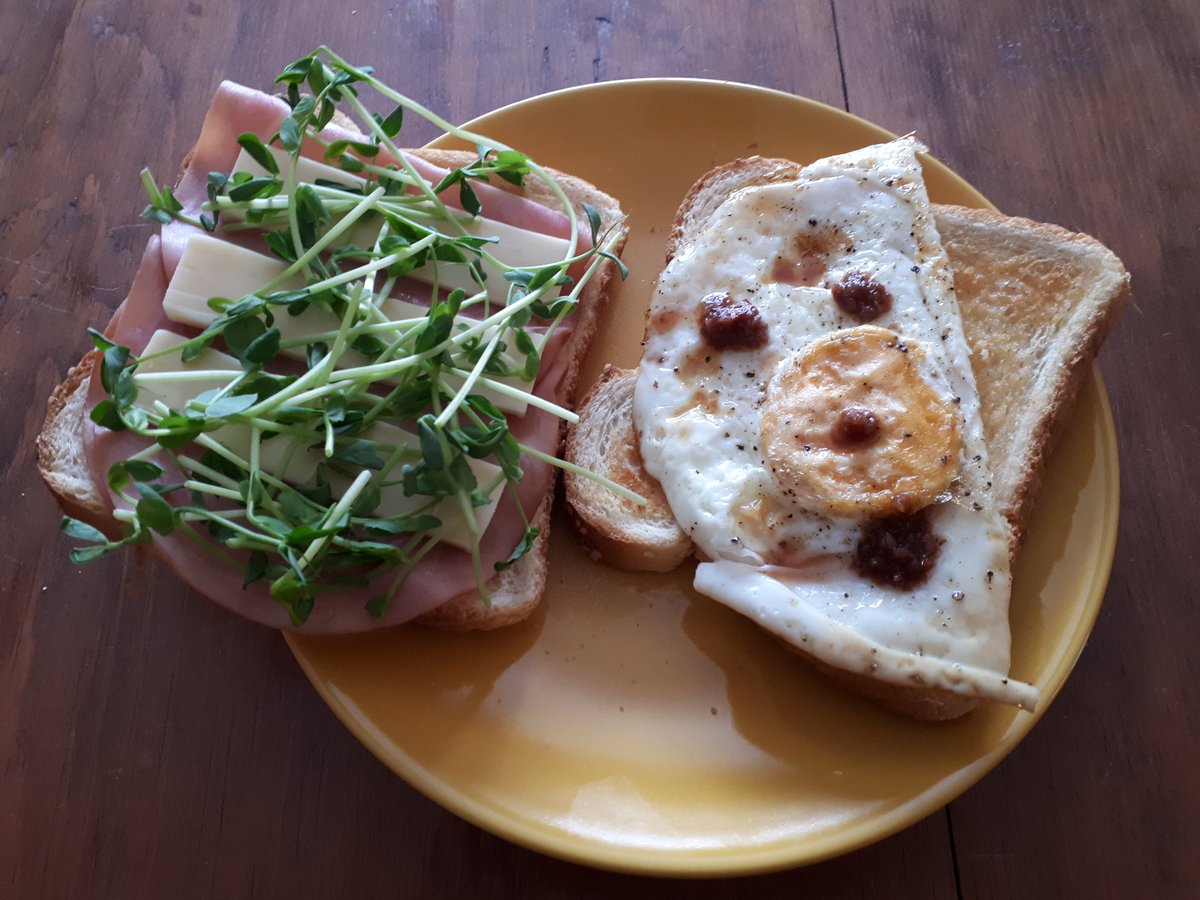 A fried egg sandwich with a couple slices of cherry smoked ham calls for a few dashes of Smokin' Cherry hot sauce to really amplify the cherry flavours 🍒🌶️yum