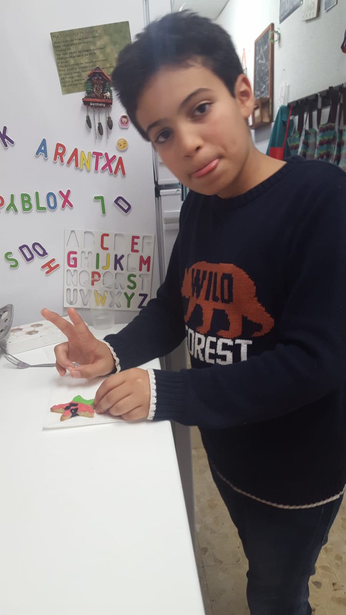 GooseLanguages's tweet photo. Aquí tenéis una de nuestras clases favoritas cocinando las famosas cookies de gingerbread man. Deliciosas 😜 https://t.co/4JtrjIJLLm