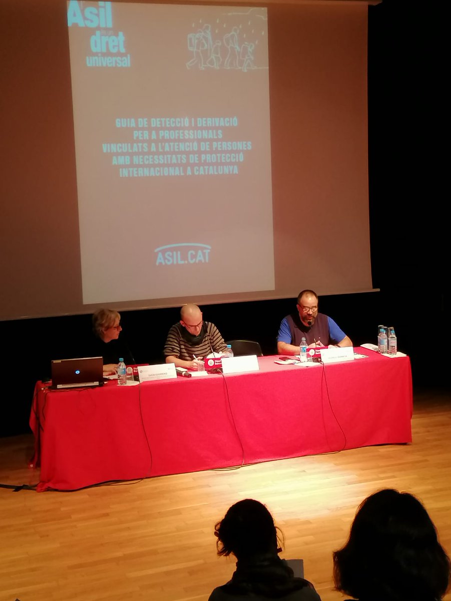 En marxa la presentació de la "Guia de #detecció d'indicis i #derivació de persones amb necessitats de #proteccióinternacional", elaborada per <a href="/wwwasilcat/">asil cat</a> i amb la qual hi hem col.laborat. Demà la podreu consultar al nostre web.