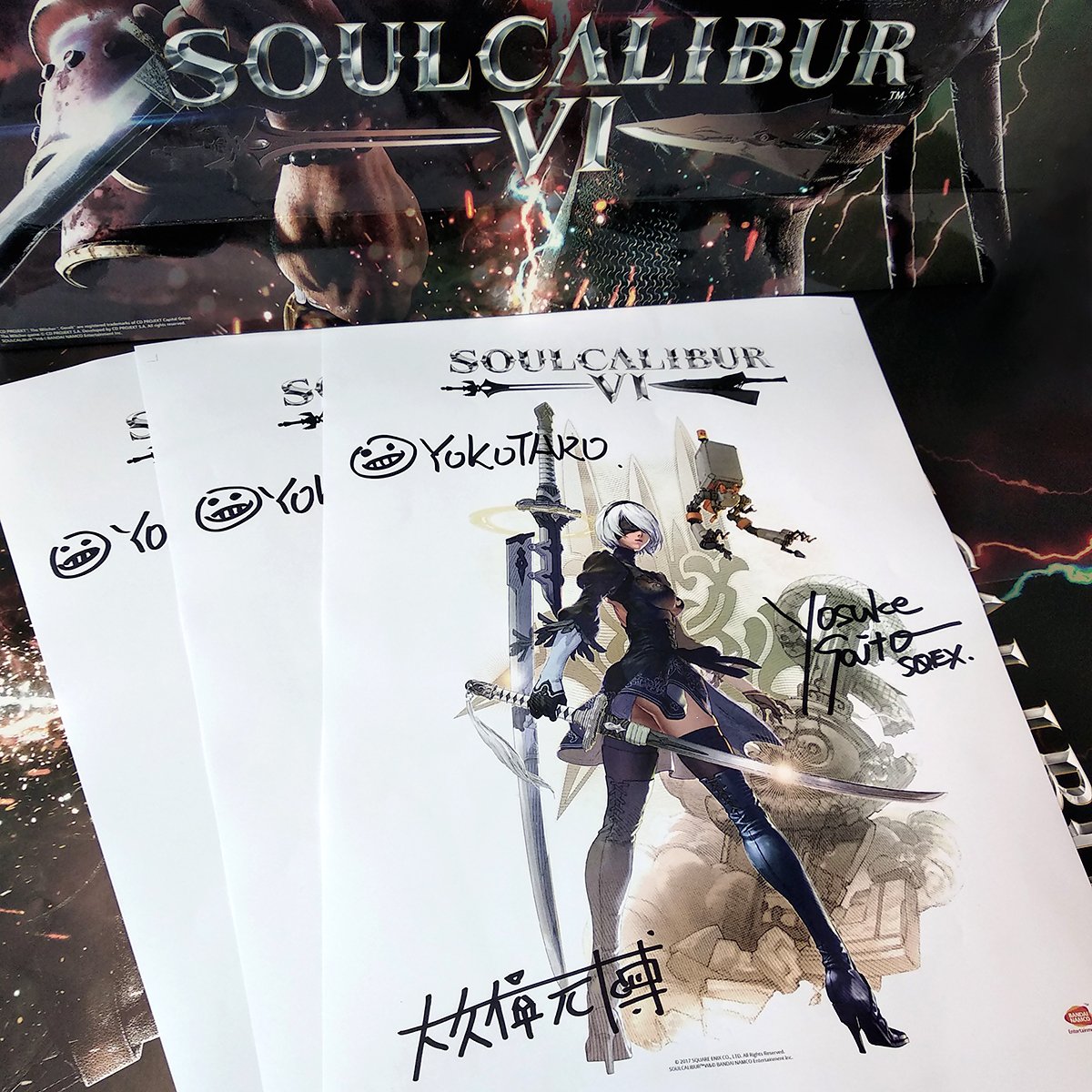 As a reward for your patience, we’re giving away three exclusive posters of 2B from @NieRGame, signed by @yokotaro, @saitoyosuke_z and @achilles_Okubo! To enter:
⚔ RT + tag your favorite #SOULCALIBUR VI partner 
🕔 Ends December 20, 5 PM CET/8 AM PST