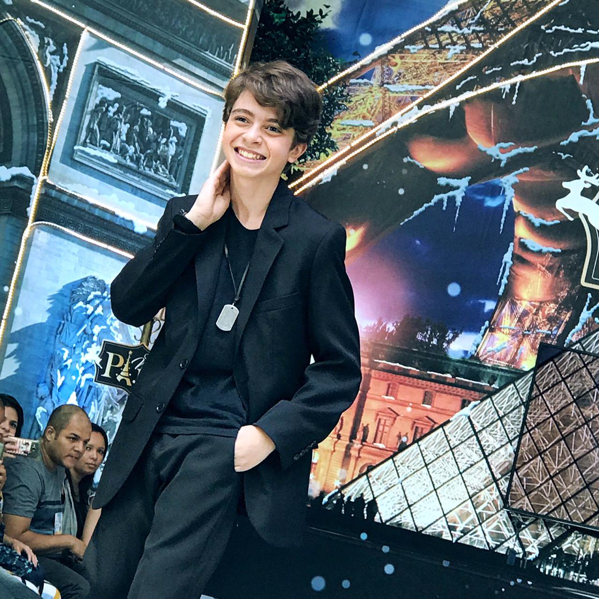 Fashionundstyle's tweet image. RT @maxfamaoficial: 🎄⚠🇫🇷 ALERTA RESUMÃO CATWALK BRASIL NATAL EM PARIS 🇫🇷⚠ 🎄

Para iniciar os desfiles de domingo, o lindinho @kauancegliooficial esteve de volta! Ele arrasou ❤

#CatwalkBrasil #NatalEmParis #MaxFama #EscoladeModelo #Moda #Fashion …