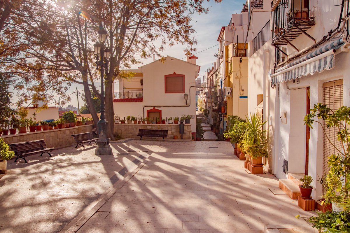 Strolling through old town #Alicante makes me miss summer in December! Can I please stay? @Spain_inUK #travelblogger #spaincities #spain