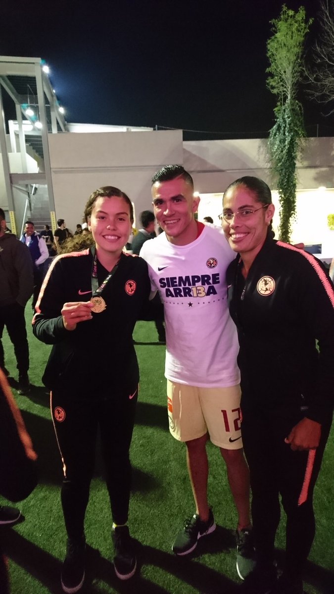 MarVceB's tweet image. Excelente celebración, los tres equipos campeones en una sola fiesta, siempre agradecida con Dios, la vida, mi familia y la aficion... 😜 #MVC6 ⚽ 🦅