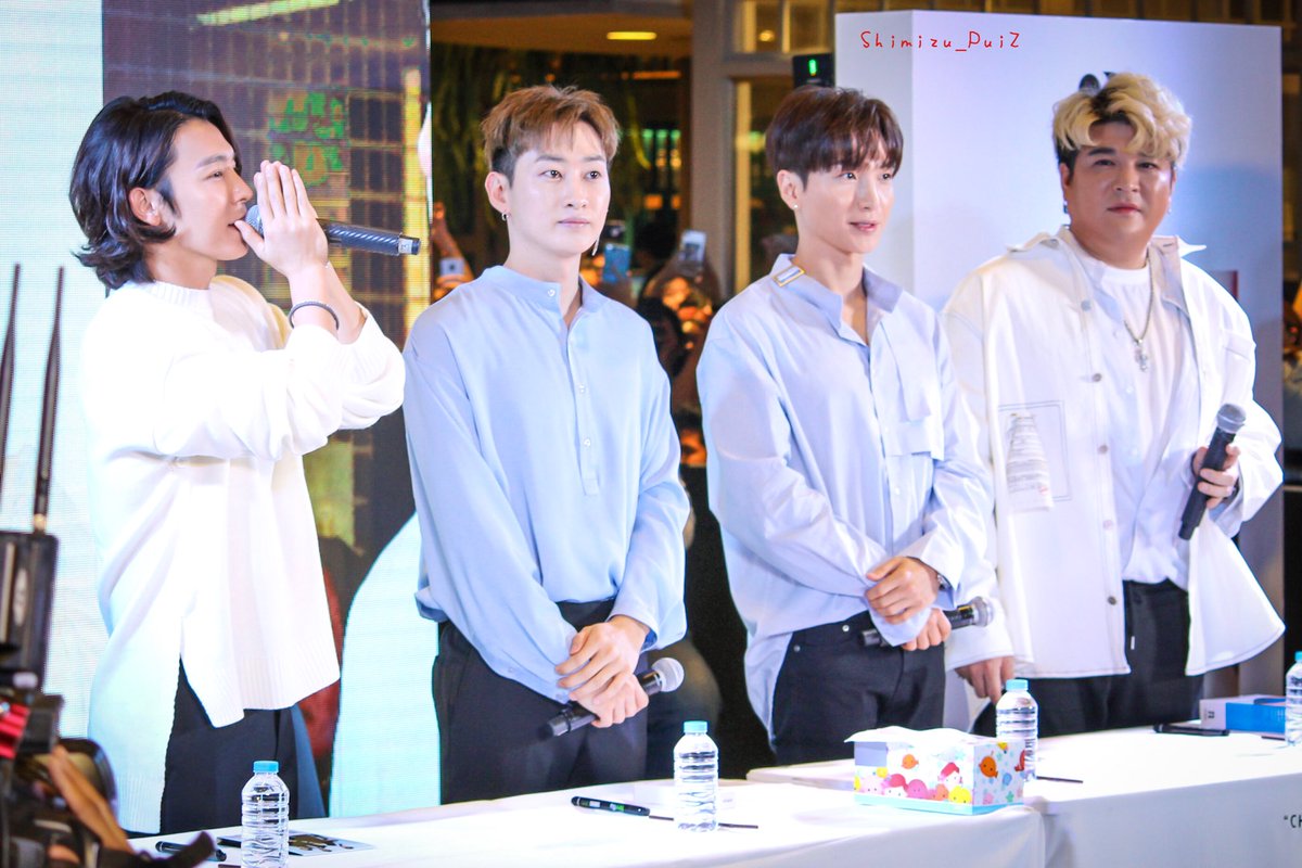 Shimizu_PuiZ's tweet photo. 181216 #SuperJunior Avajar Fansign Event in Thailand @ Central World (2) #FanSigningEventSuperJunior
#Avaja #AvajaThailand #Leeteuk #Shindong #Eunhyuk #Donghae https://t.co/3ahfDFhrJh