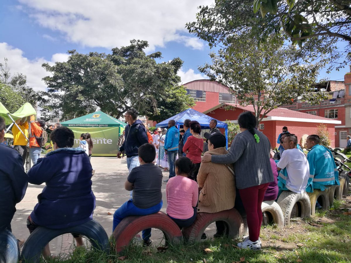 integracionbta's tweet image. #AEstaHora Ángeles Azules, comunidad del sector la Gaitana y ex habitantes de calle en la ruta navideña de los humedales; en esta ocasión humedal 'Juan Amarillo'. Jornada liderada por Secretaria de amAmbiente con una presentación artitisca del pesebre. 
#NosMovemosPorEllos