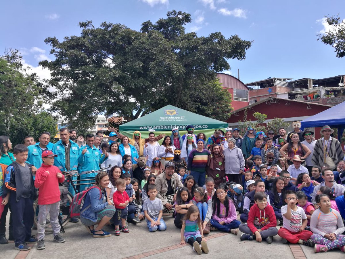 integracionbta's tweet image. #AEstaHora Ángeles Azules, comunidad del sector la Gaitana y ex habitantes de calle en la ruta navideña de los humedales; en esta ocasión humedal 'Juan Amarillo'. Jornada liderada por Secretaria de amAmbiente con una presentación artitisca del pesebre. 
#NosMovemosPorEllos