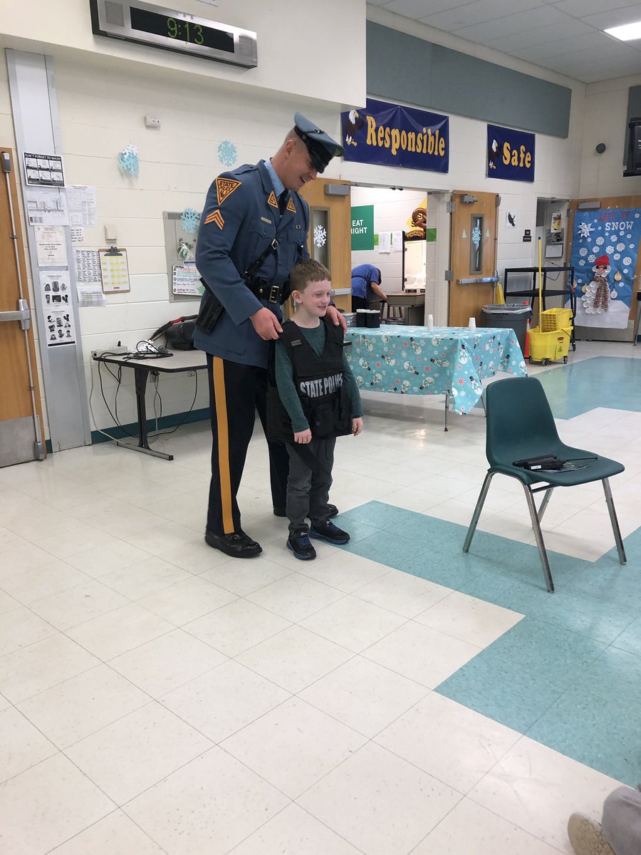 MrsJahoda's tweet photo. Thank you so much to Officer Szustowicz for helping first grade learn more about how the police help our communities and keep us safe! #communityunit #mweschool https://t.co/CzjBSimPvC