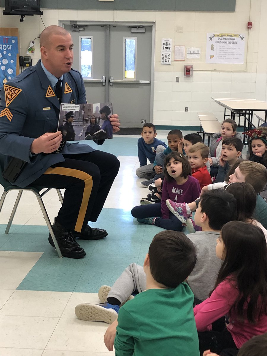 MrsJahoda's tweet photo. Thank you so much to Officer Szustowicz for helping first grade learn more about how the police help our communities and keep us safe! #communityunit #mweschool https://t.co/CzjBSimPvC
