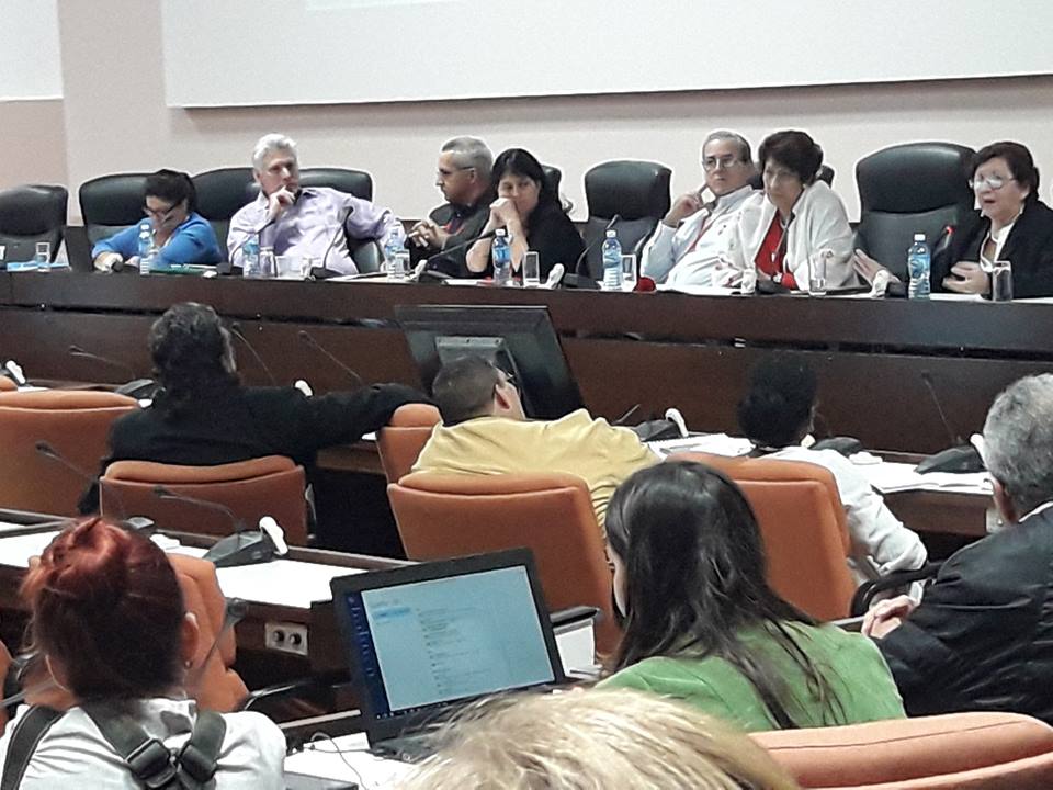 El presidente cubano @DiazCanelB participa en los debates de la Comisión de Educación, Cultura, Ciencia, Tecnología y Medio Ambiente, de la @AsambleaCuba. Por @aparedesrebelde #Cuba #HacemosCuba #ParlamentoCubano