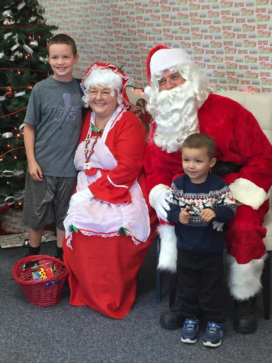 dwickman5's tweet photo. Thanks to Santa, Mrs. Claus, and the ESS elves for bringing some holiday cheer to some deserving OUSD families Saturday!  @OsideUSD @OsideSup https://t.co/XMgboQhEzT
