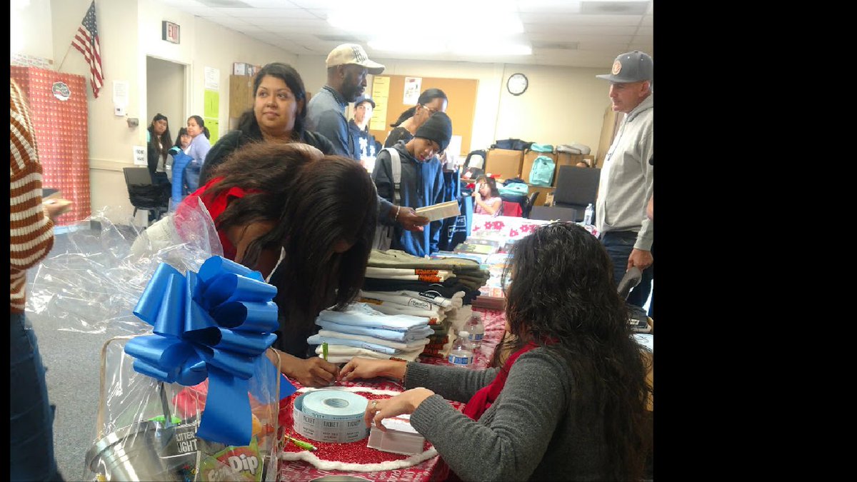 Thanks to Santa, Mrs. Claus, and the ESS elves for bringing some holiday cheer to some deserving OUSD families Saturday!  @OsideUSD @OsideSup