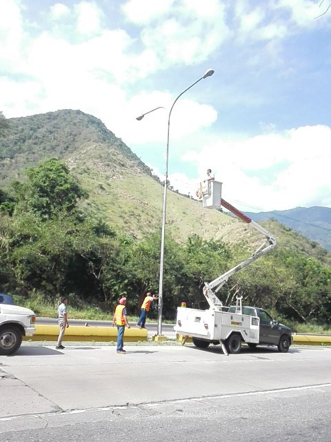 invialca's tweet photo. El trabajo de retiro de postes en mal estado forma parte del #PlanCayapa que estamos realizando en la autopista Valencia-Puerto Cabello, trabajamos para que cuentes con vías en buen estado, que te brinden seguridad! #SomosSeguridadVial #LunesDeCayapa #PlanCayapa #17Dic https://t.co/yrdBX0BZSr