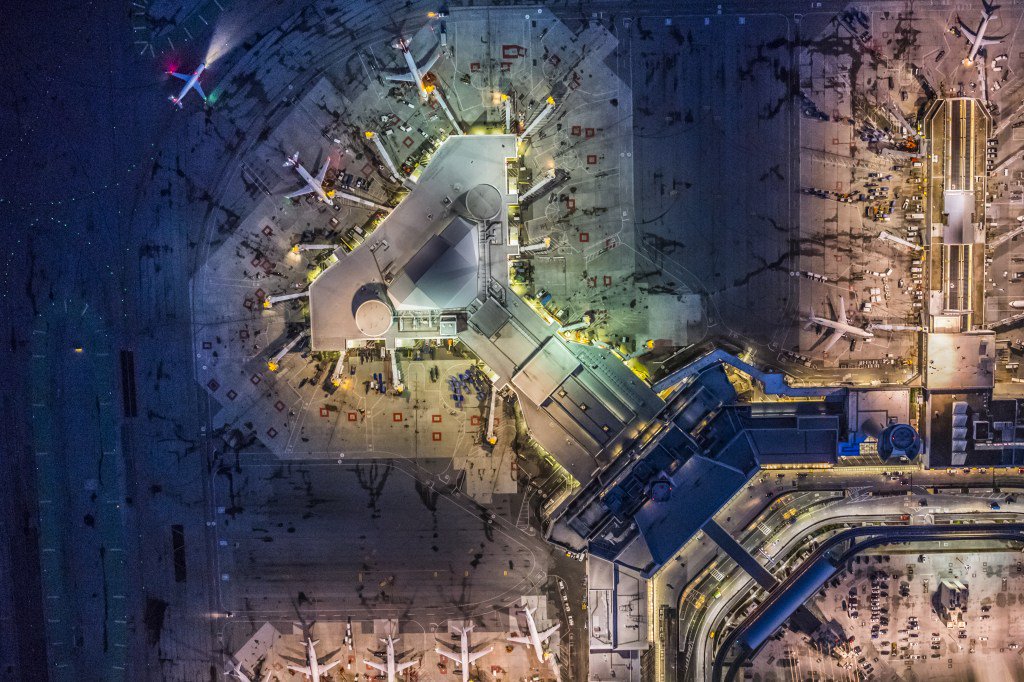 TechCrunch's tweet image. The Google Assistant can now alert you of potential flight delays tcrn.ch/2Bm29Pg by @fredericl