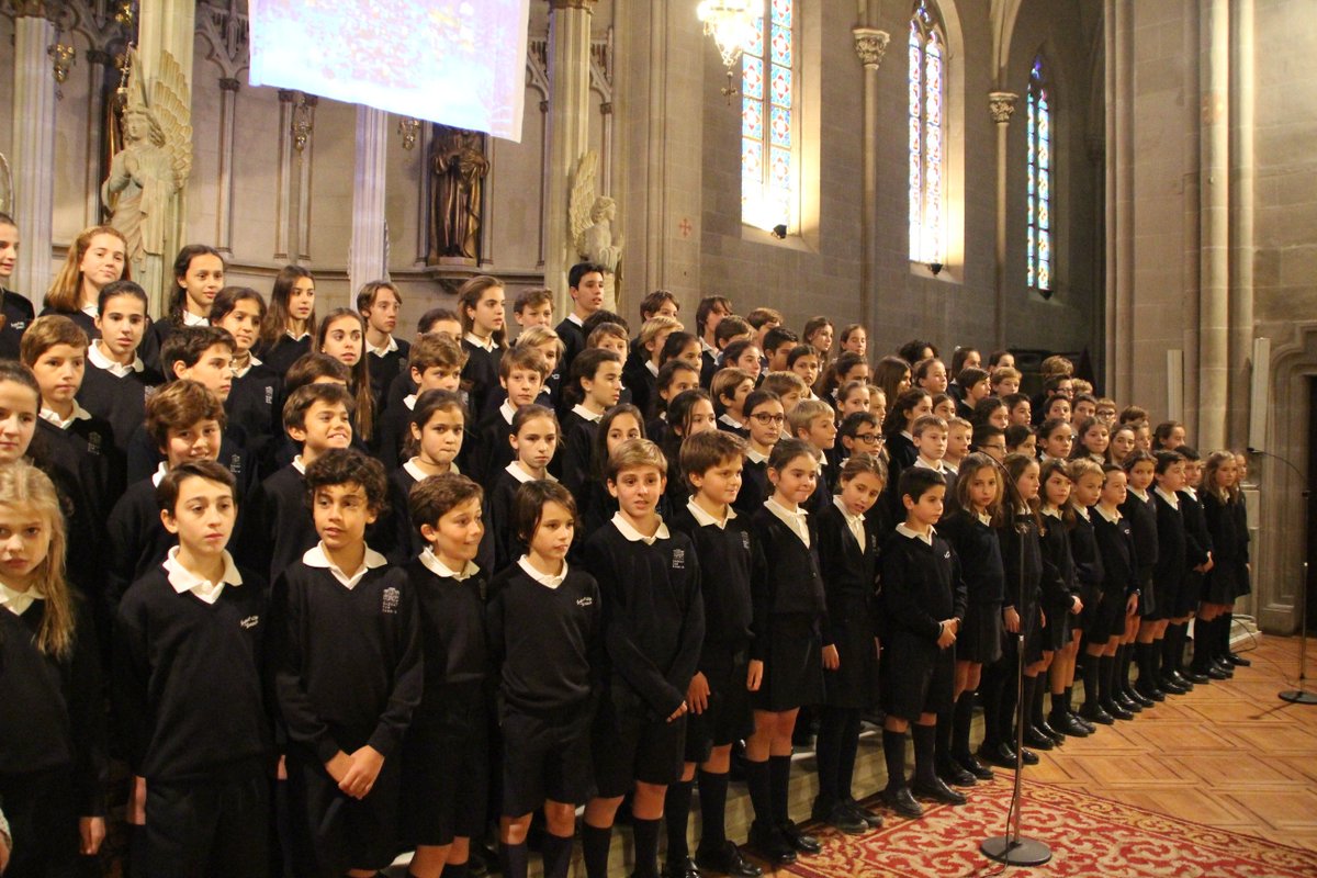 SagratCorSarria's tweet photo. Els nois i noies de 5è i 6è han posat el punt i final als Festivals de Nadal de Primària amb un espectacular concert celebrat a la capella gran del col•legi! 🎄🎅 #SagradoCorazón #Primaria #Ciclosuperior #FestivalDeNavidad #MerryChristmas  #scs https://t.co/OhDzGS0Z6k