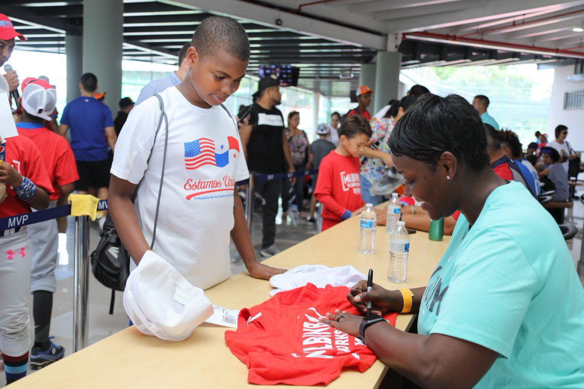 Recibimos en Panamá la visita de Barbara Farris <a href="/CoachFarris54/">Barbara Farris</a>, quien se unió a otros jugadores del salón de la fama de <a href="/WNBA/">WNBA</a>, como entrenadora en las clínicas deportivas de <a href="/mvppanama/">MVP Panama</a>, ¡fuente de inspiración para jóvenes deportistas! #EstamosUnidos #SportsDiplomacy 🏀