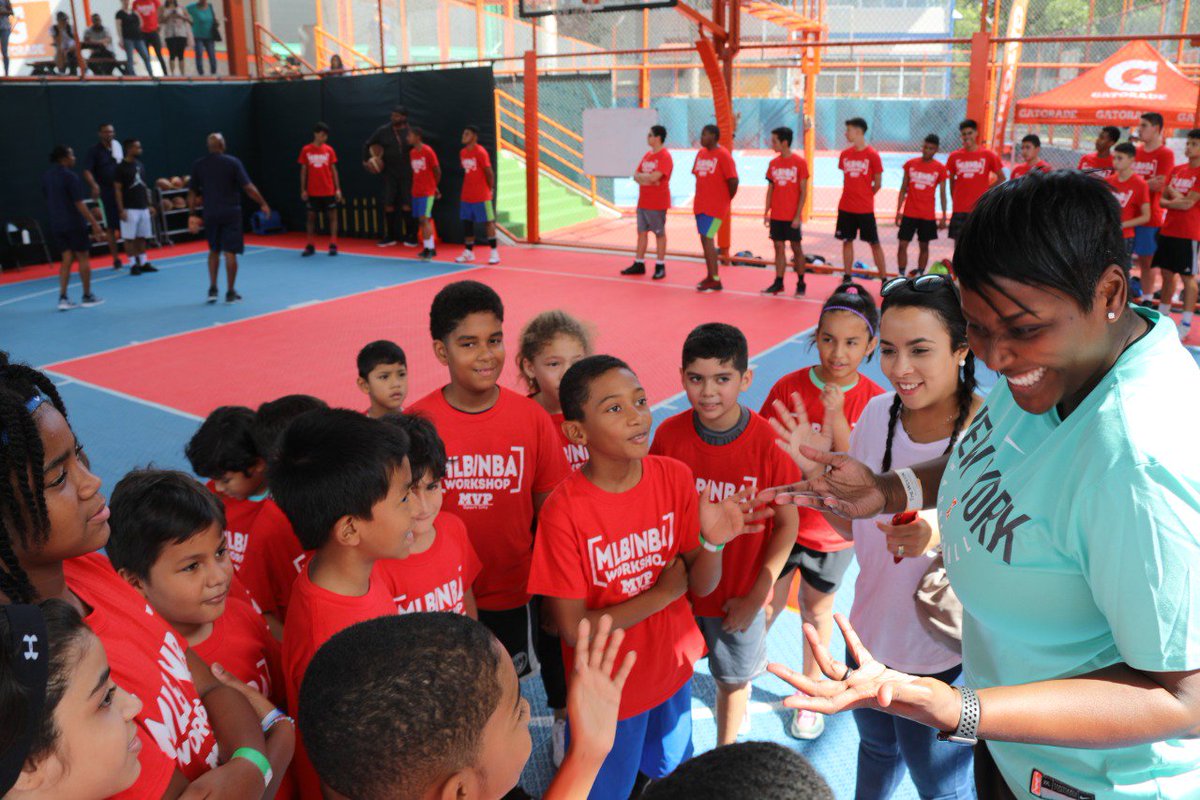 A través del basketball, <a href="/CoachFarris54/">Barbara Farris</a> ha sido ejemplo e inspiración para que muchas niñas alcancen sus sueños de convertirse en atletas y líderes. "Necesitamos más mujeres deportistas, más entrenadoras y más presidentas" -Barbara Farris  #EstamosUnidos #SportsDiplomacy 🏀