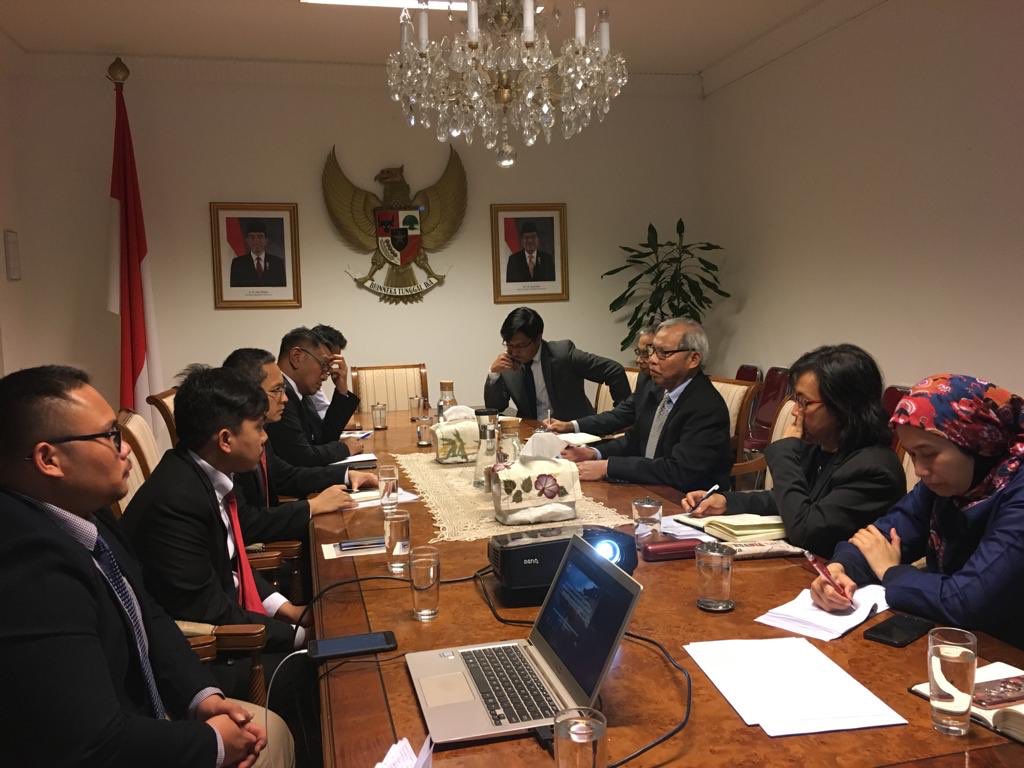 IndonesiaInCPH's tweet photo. Exit Briefing Tim Terpadu Pemasangan dan Bimbingan Teknis (Bimtek) Perangkat Penunjang Sistem Informasi Manajemen Keimigrasian (SIMKIM) pada KBRI Kopenhagen #kbricph #simkim #indonesianways https://t.co/i6u8vBpuDp