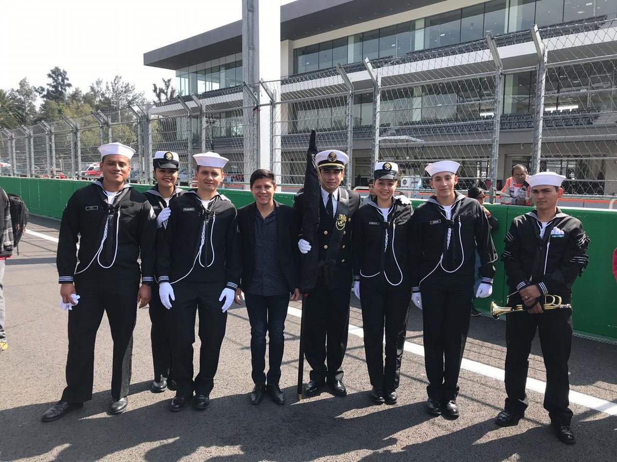 VentaneandoUno's tweet photo. Alexis Cristóbal fue  invitado este sábado al Autódromo Hernanos Rodríguez donde interpretó el Himno Nacional. #AcademiaNews https://t.co/ZsJqZIv13N