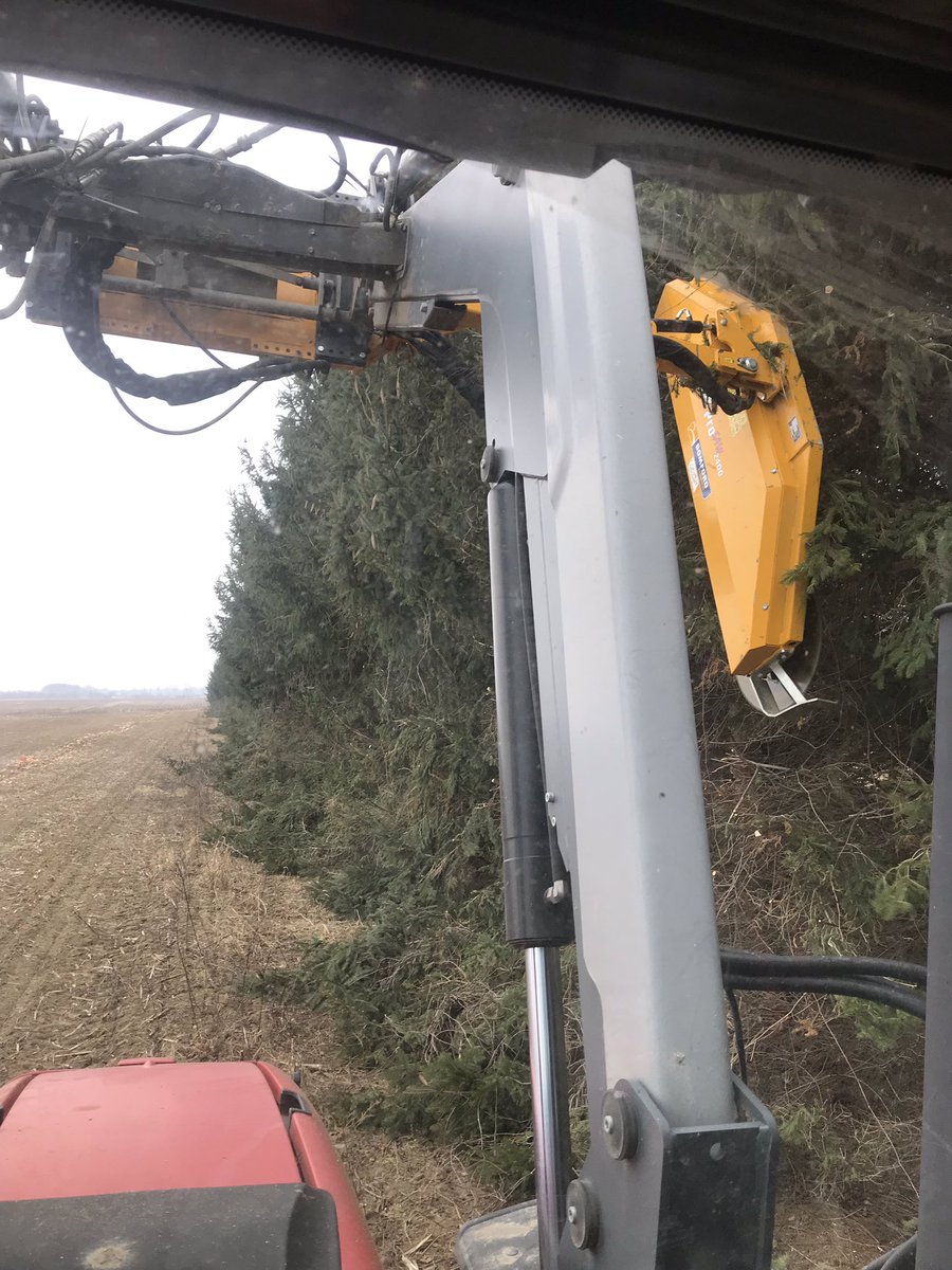 jennenfamfarm's tweet photo. Custom fence row / tree line trimming available for hire in 
-South Lambton County
-Chatham-Kent
If you have any over hanging tree limbs or tree lines reaching into your field
You’ll regain some land back and also save the paint of your equipment. https://t.co/XX11aIN0SK