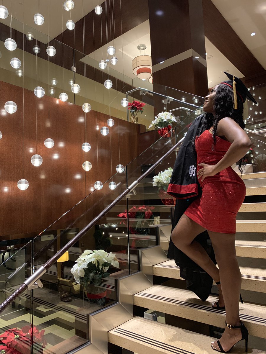 florencee__'s tweet photo. I still can’t believe at the age 18‼️ I have received BOTH my Associates and Bachelors degree in the span of ONE YEAR🙌🏾 

It’s crazy because so many people doubted me, but now here I am honored to be the YOUNGEST GRADUATE from the University of Houston! 🤩

God is Great🙌🏾🙏🏾🇸🇱 https://t.co/0rNyusX9yw