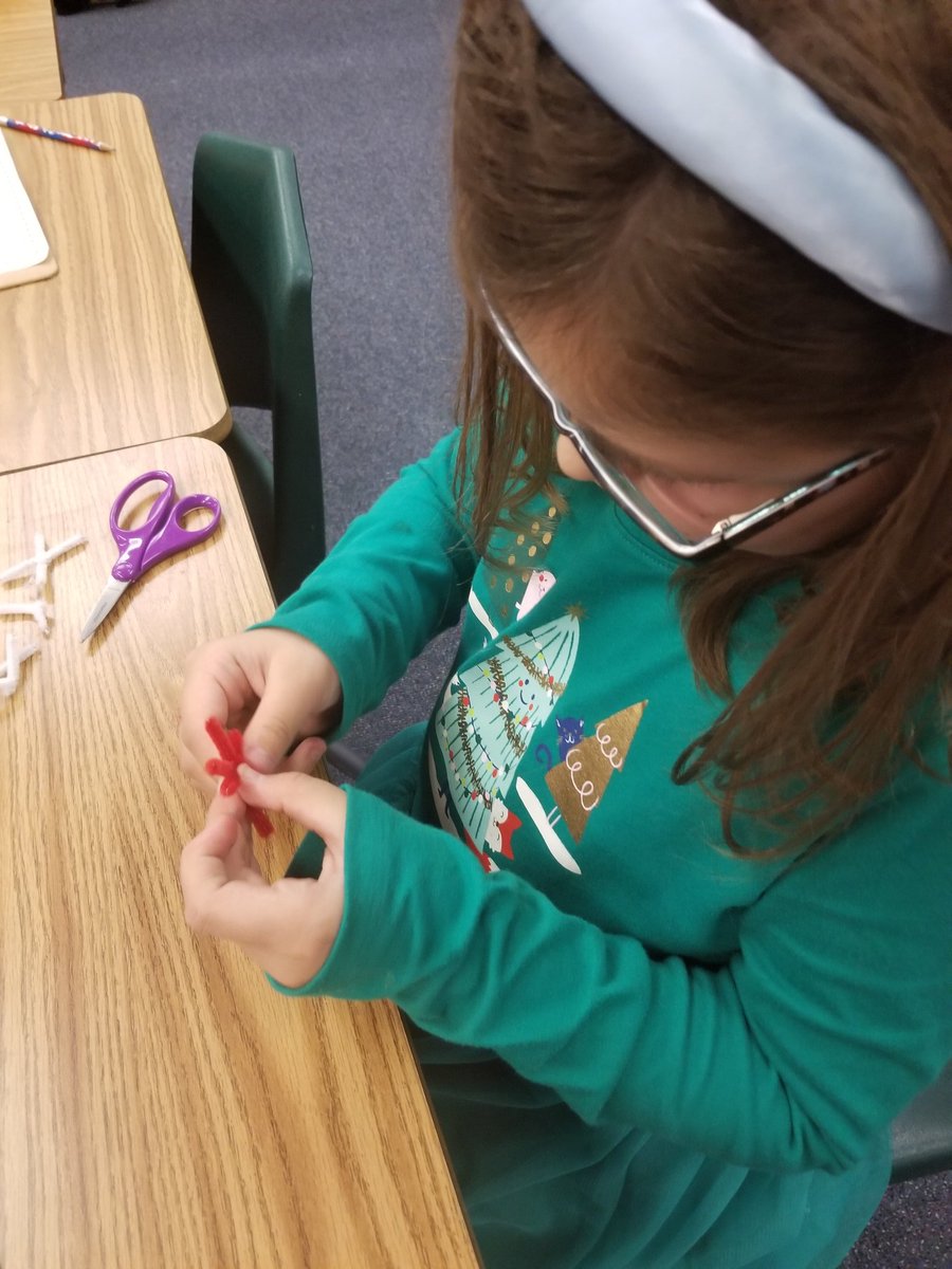 adkins_teach's tweet image. #Adkins3rdgrade started our Borax crystal snowflakes today! Can't wait to see their faces tomorrow! 😁 #SESBees #matterlesson #12DaysOfChristmas