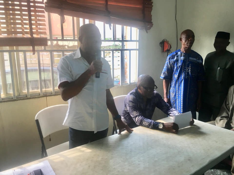Ihediomaimo's tweet photo. 1. His Excellency, Rt. Hon. Emeka Ihedioha earlier today received the leadership of Imo Coalition for Good Governance led by Hajiya Kadijat Ifeoma Onukaogu, at the Campaign office in Owerri.

#RebuildIMO https://t.co/jIHTRGnpND